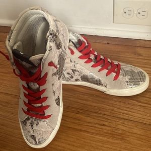 RETRO STYLE KICKS WITH A FLARE